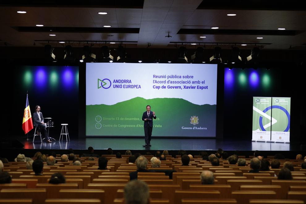 UL 'deserta' de l'acte públic per presentar l'acord d'associació